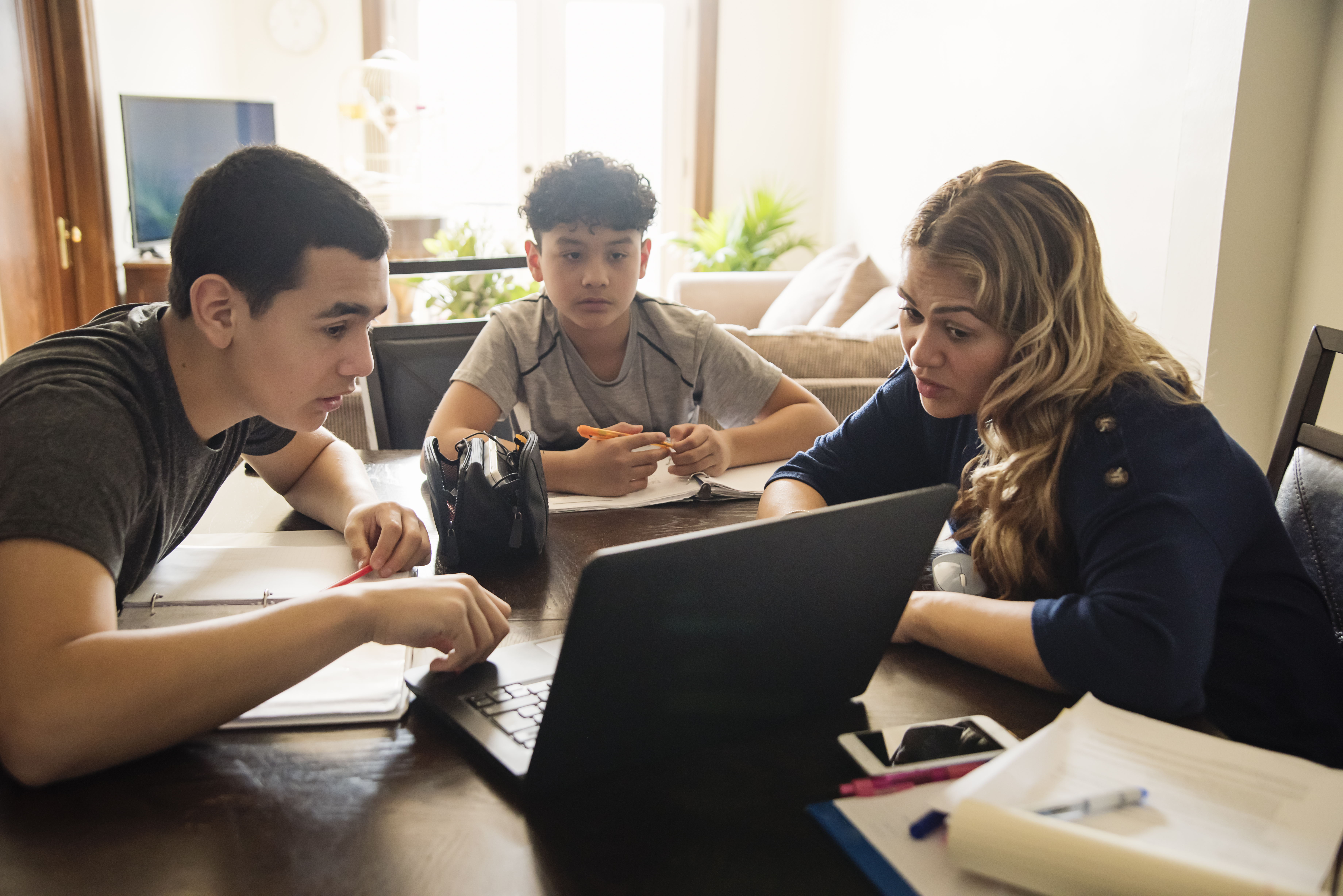 Family_home_learning_stock_photo.jpg